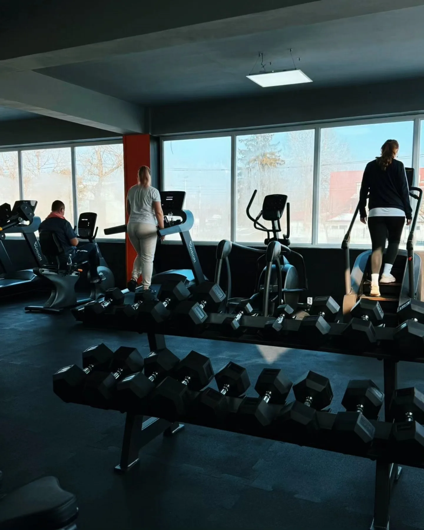 Sala Blaze Fitness — zona cardio și gantere